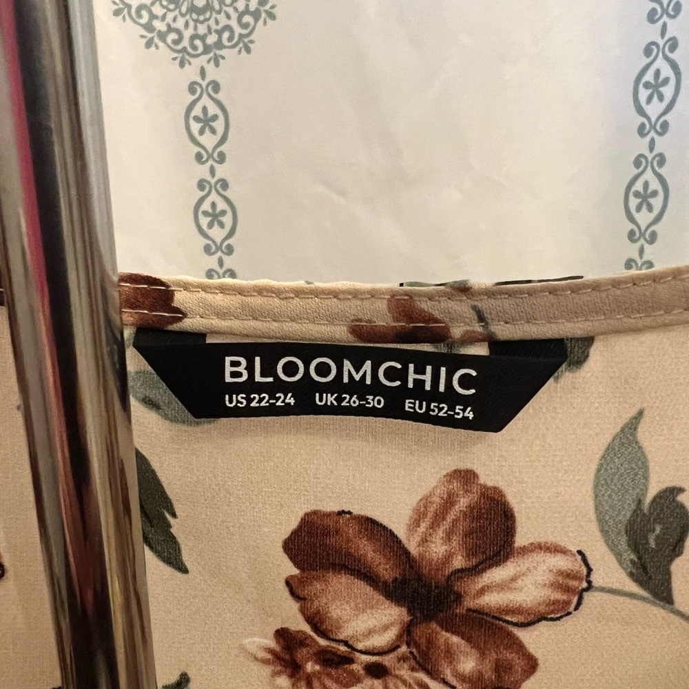 BloomChic Cream Blouse nwot - Picture 3 of 3